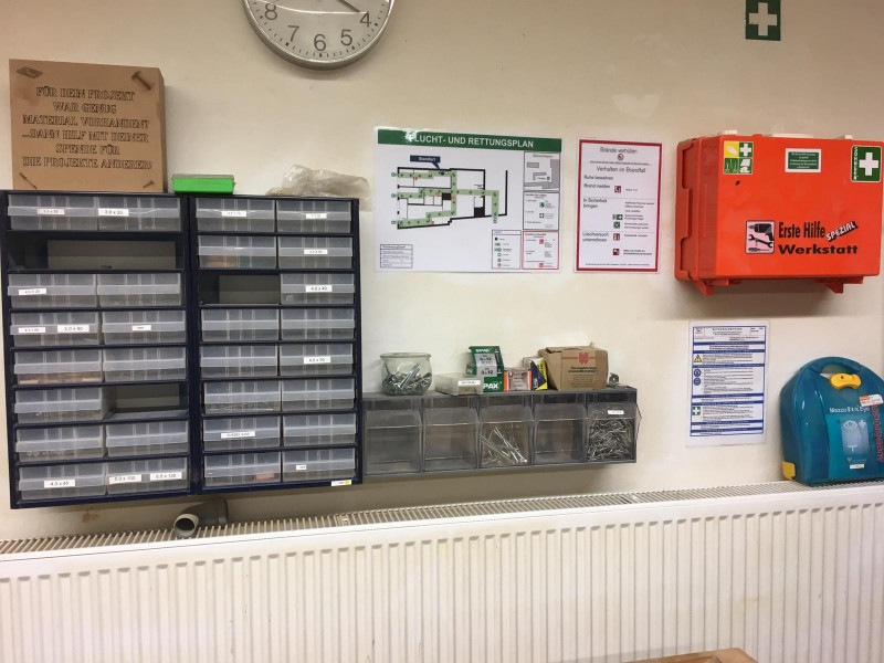 erste_hilfe_kasten_und_schrauben_.jpeg erste_hilfe_kasten_und_schrauben_.jpeg